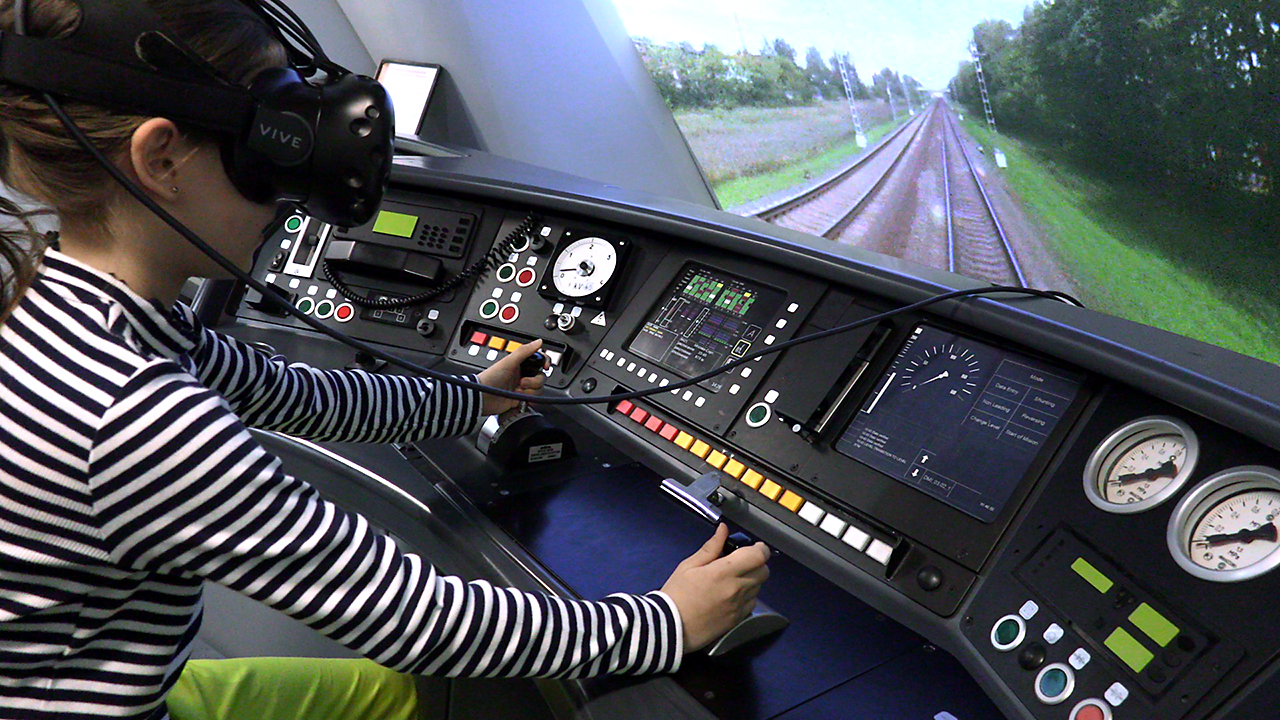 Тренажер машиниста позволяет испытать опыт вождения поезда.