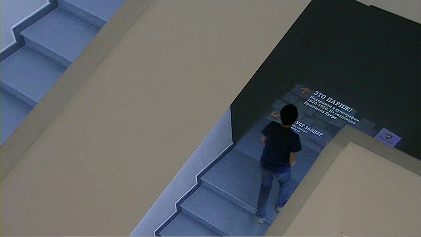 Поднимаясь по лестнице, посетитель сразу видит экспозиции на данном этаже.