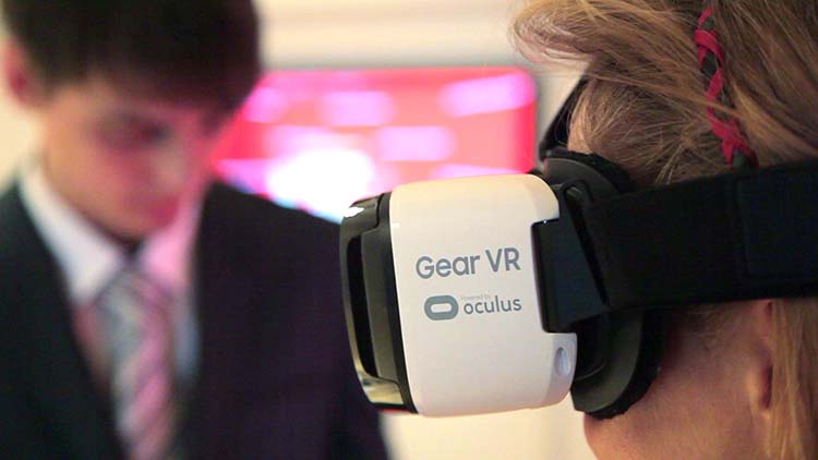 Очки виртуальной реальности Samsung Gear VR.