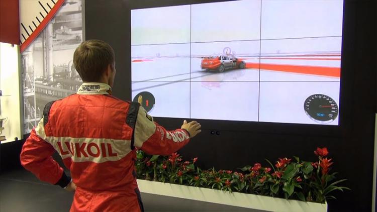 Чемпион России гонщик Алексей Дудукало управляет виртуальной LADA Granta.