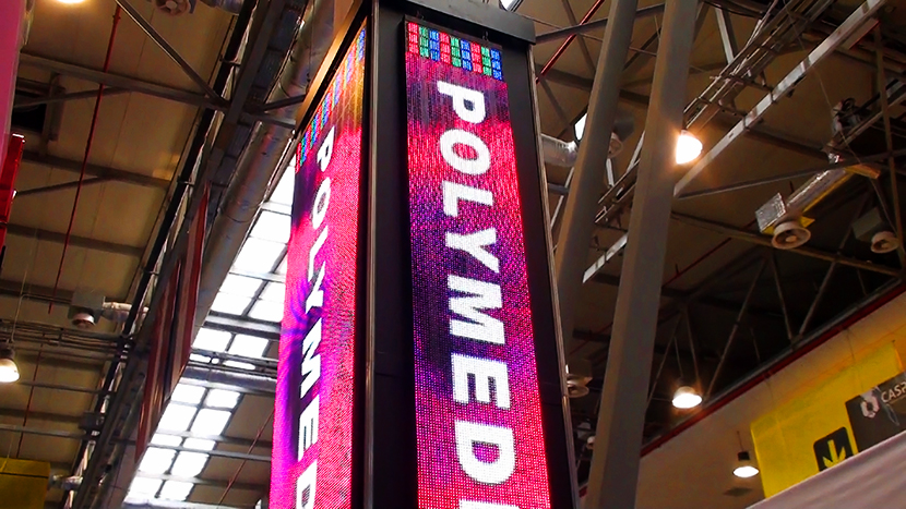 Колонна превратилась в указатель к стенду компании Polymedia.