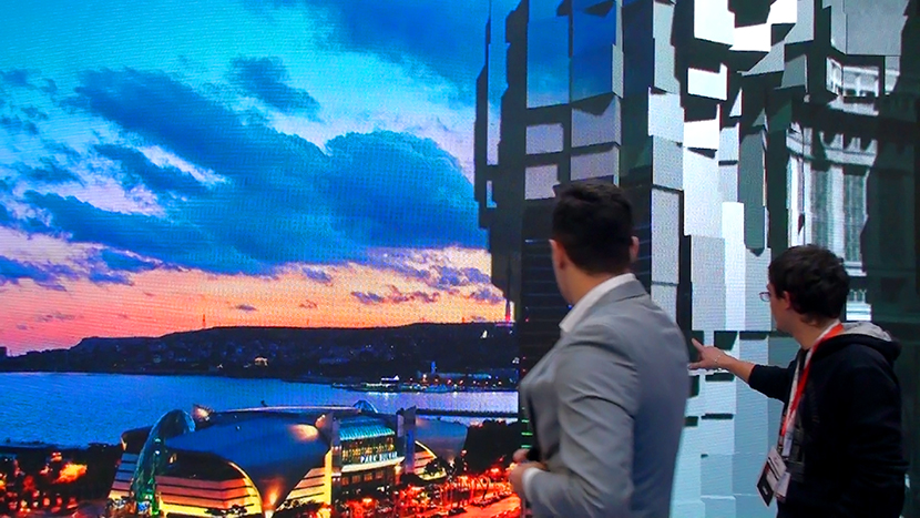 Вращающиеся виртуальные кубы открывают грани с фотографией старого Баку.