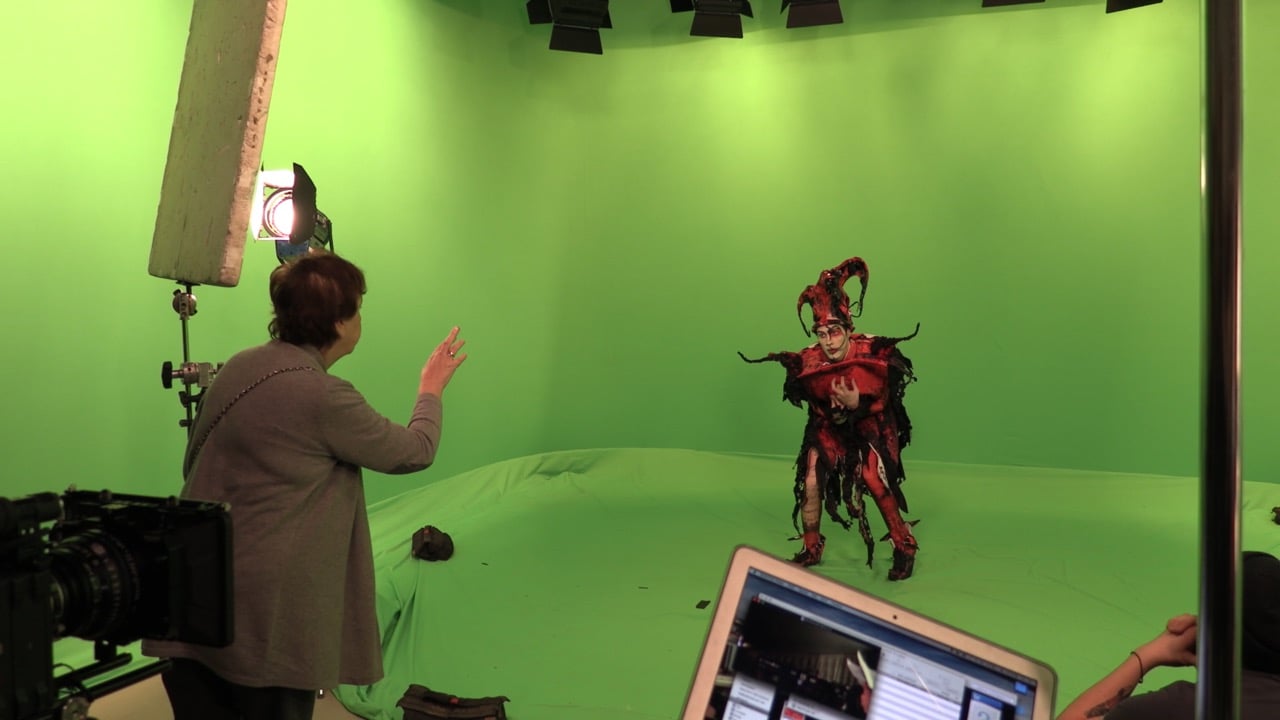 Режиссёр-постановщик Марина Швыдкая дает наставления актеру во время видеосъемки контента.