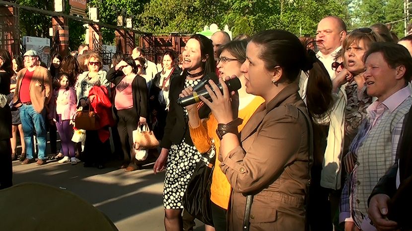 Посетители парка Сокольники поют военные песни