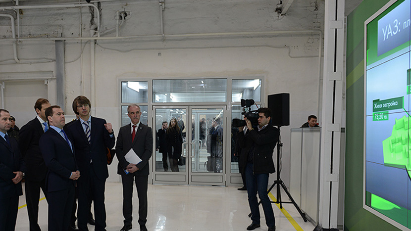 Дмитрий Медведев и Вадим Швецов перед видеостеной с 3D презентацией.