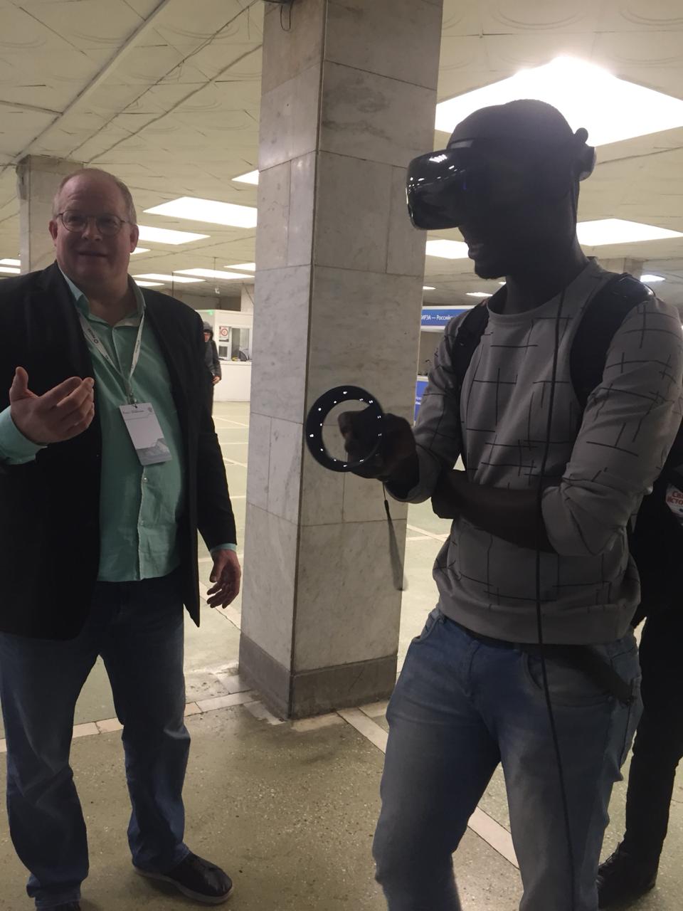 Иностранные студенты знакомятся с виртуальной реальностью