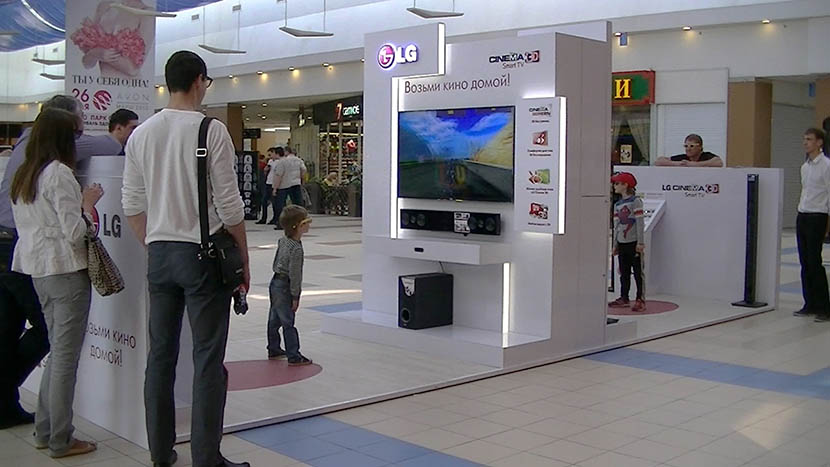 Промо-стенд телевизоров LG CINEMA 3D в торговом центре.